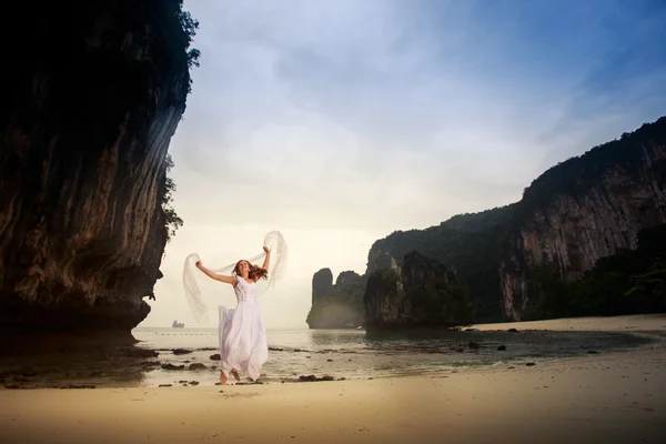 Salto della sposa sulla spiaggia di sabbia — Foto Stock