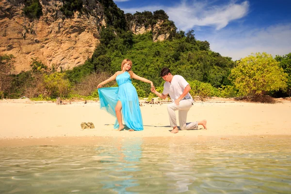 Happy asian couple on island — Stock Photo, Image