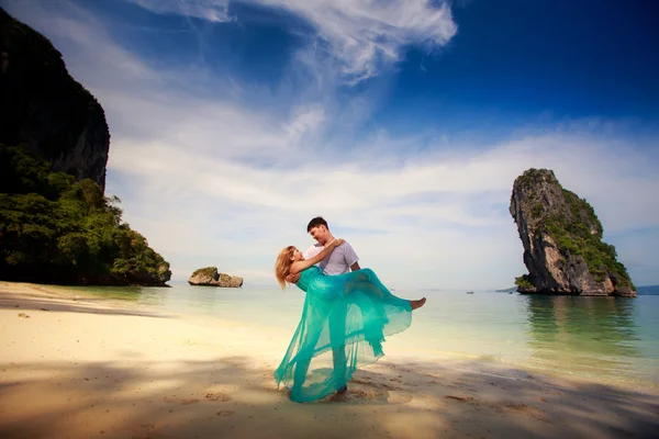 Jonge gelukkige paar op huwelijksreis — Stockfoto