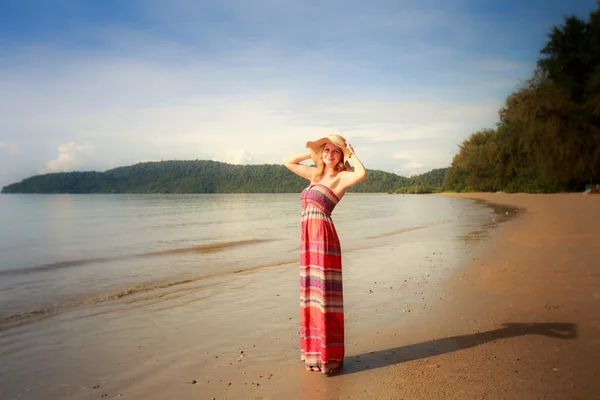 Menina bonita na praia — Fotografia de Stock