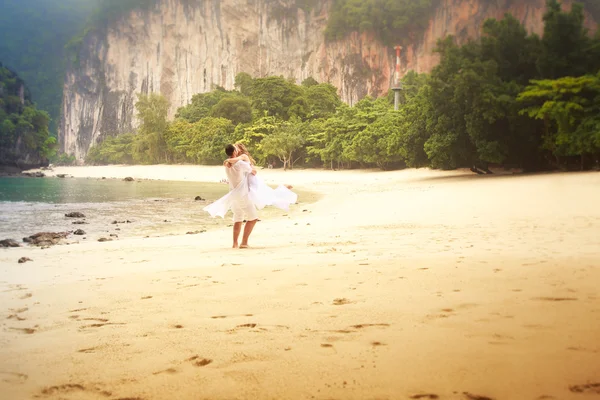Жених и невеста на песчаном пляже — стоковое фото