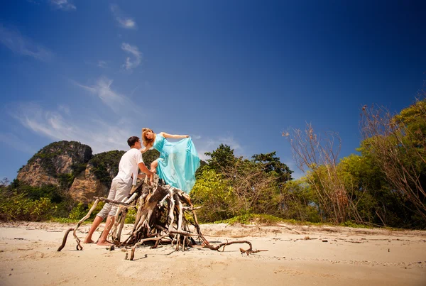 Happy asian couple on island — Stock Photo, Image