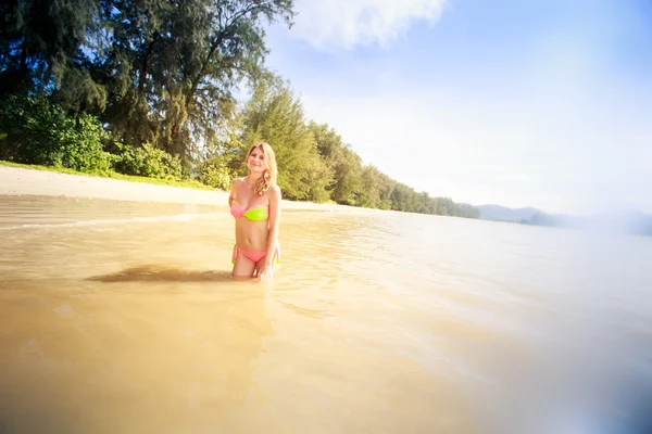 Meisje op tropisch strand — Stockfoto