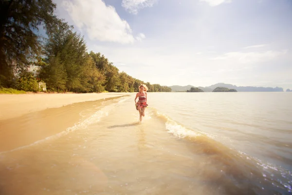 Meisje op het strand — Stockfoto