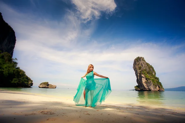 Aziatische meisje op tropisch strand — Stockfoto