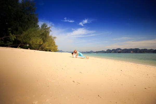 Glücklich asiatische Paar auf Insel — Stockfoto