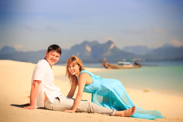 Onnellinen aasialainen pari saarella — kuvapankkivalokuva