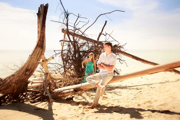 Happy asian couple on island — Stock Photo, Image