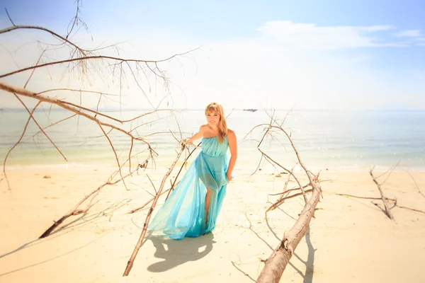 Young happy asian girl on island — Stock Photo, Image