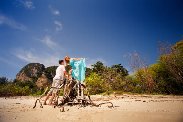 Feliz asiático pareja en isla —  Fotos de Stock