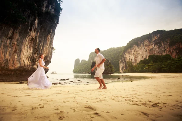 Bride and groom on island beach — Stock Photo, Image