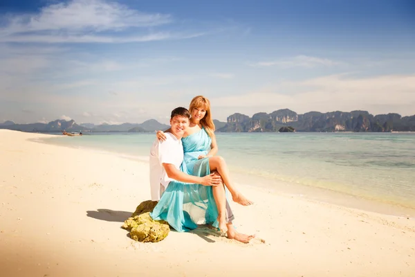 Szczęśliwa para Azji na wyspie — Zdjęcie stockowe