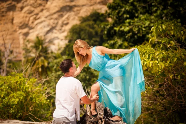 Feliz asiático pareja en isla —  Fotos de Stock