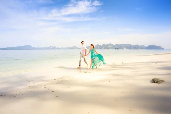Молодая счастливая пара в медовый месяц — стоковое фото