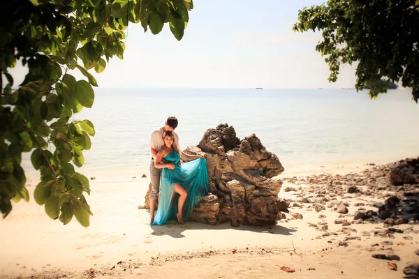 Ευτυχισμένο ζευγάρι Ασίας στο νησί — Φωτογραφία Αρχείου