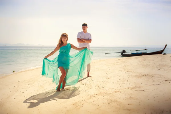 Happy asian couple on island — Stock Photo, Image