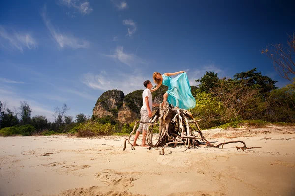 Feliz asiático pareja en isla — Foto de Stock