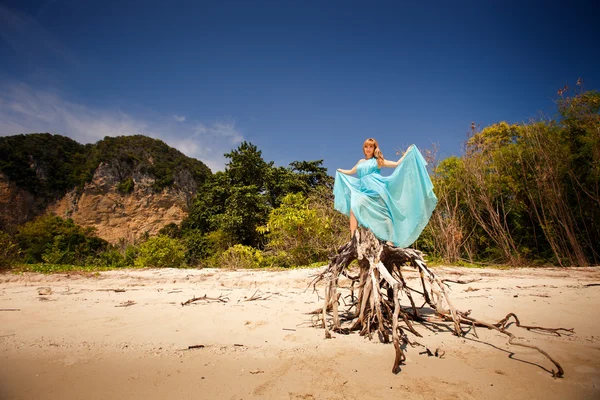 Jeune fille asiatique heureuse sur l'île — Photo