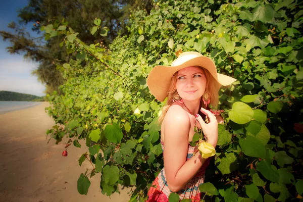 Meisje in hoed met bloemen — Stockfoto