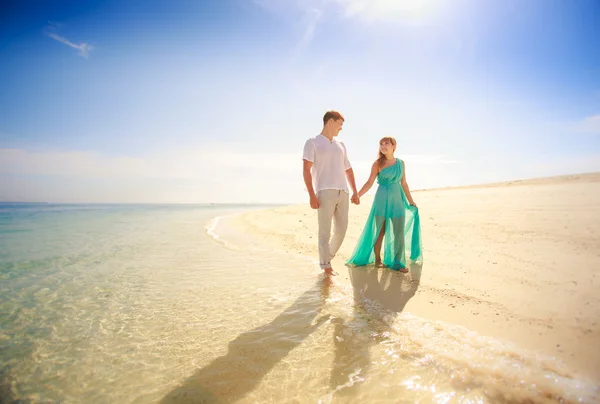 Asian couple on honeymoon — Stock Photo, Image