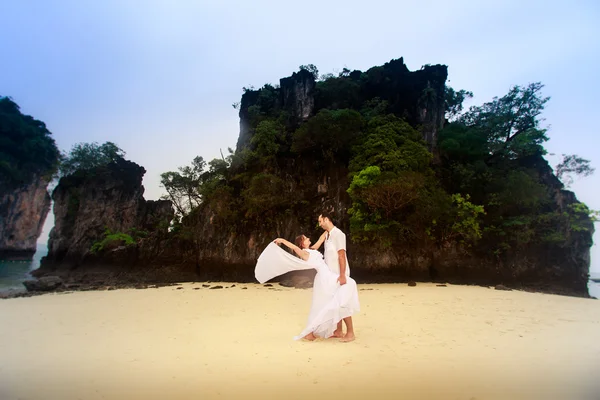 Mariée et marié sur la plage tropicale — Photo