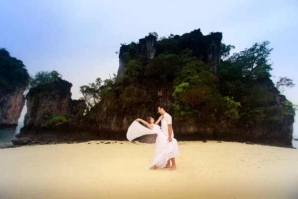 Bride and groom on tropical beach — Stock Photo, Image