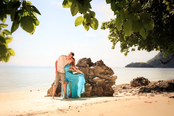 Feliz ásia casal no ilha — Fotografia de Stock