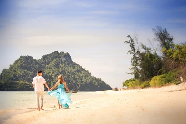 Счастливая азиатская пара на острове — стоковое фото