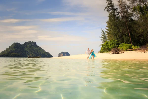 Happy asian couple on island — Stock Photo, Image