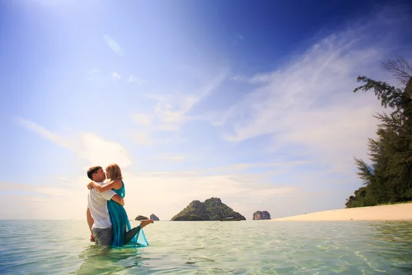 Счастливая азиатская пара на острове — стоковое фото