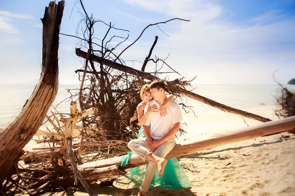 Happy asian couple on island — Stock Photo, Image