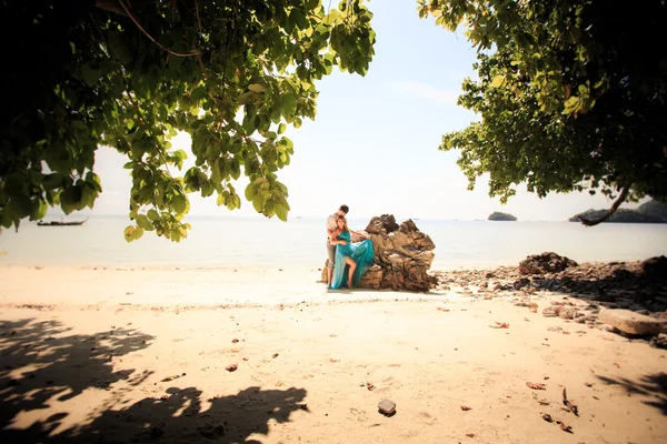 Happy asian couple on island — Stock Photo, Image