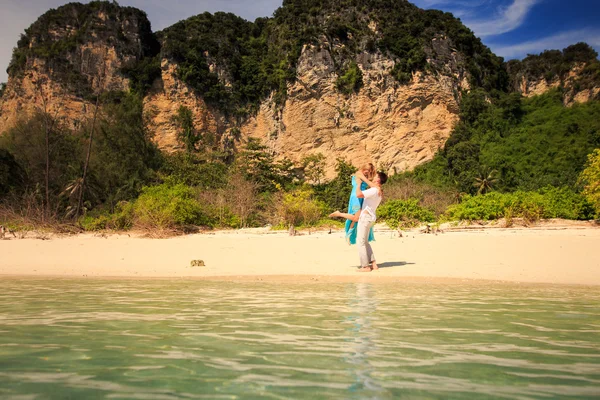 Happy asian couple on island — Stock Photo, Image