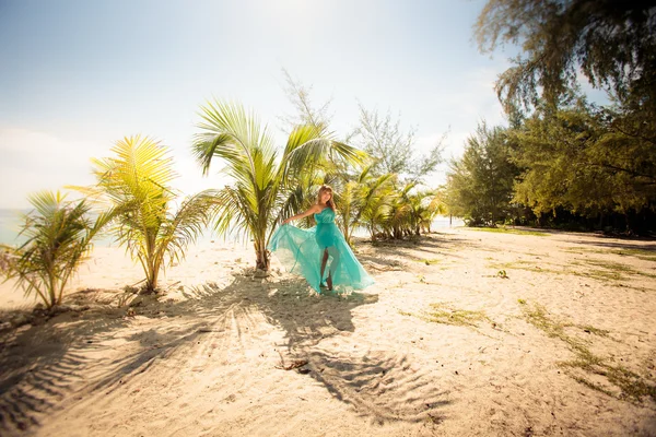 Jonge Aziatische meisje op strand — Stockfoto