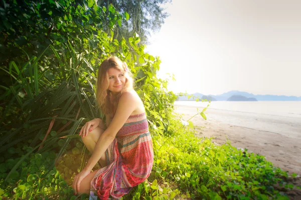 Sahilde güzel bir kız — Stok fotoğraf