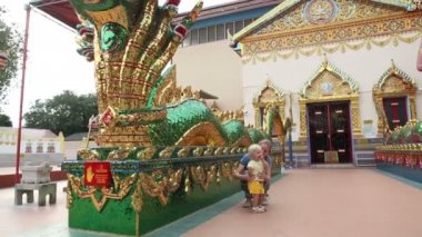 Anne ile kızı Buda Tapınağı