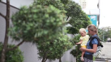 Anne ile kızı bonsai ağaçlar yakınındaki