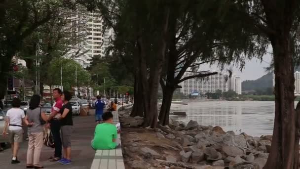 亚洲人走在市海滨 — 图库视频影像