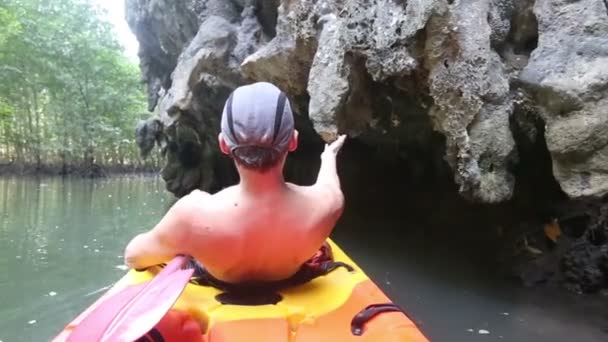 Mężczyzna wioślarstwo kajak w rzece — Wideo stockowe