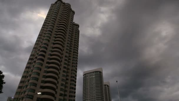 Темные тучи над небоскребами — стоковое видео