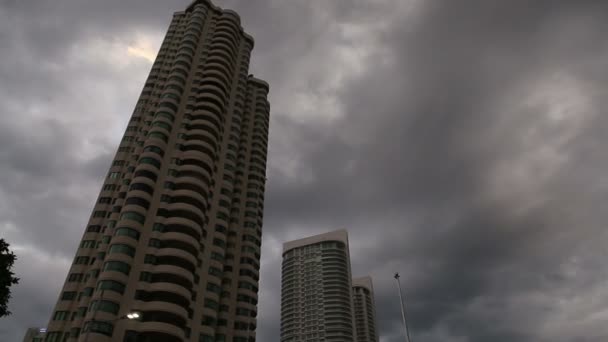 Awan gelap di atas gedung pencakar langit — Stok Video