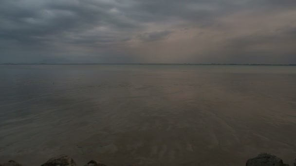 Ciudad bajo las nubes en la costa del mar — Vídeos de Stock