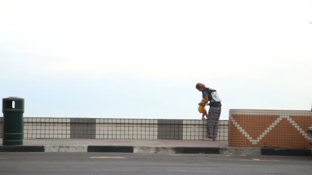 Mère avec fille sur la barrière du trottoir — Video