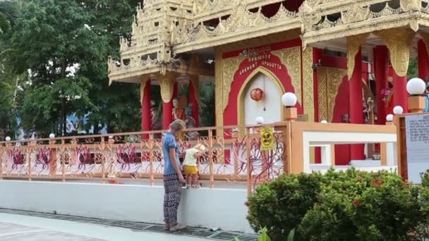 Маленькая девочка в храме Будды — стоковое видео