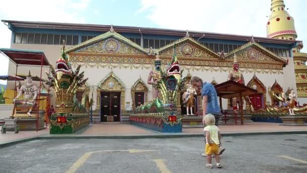 Матір з дочкою на Будди храм — стокове відео