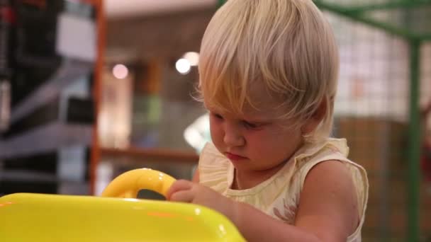 Niña en tren de juguete — Vídeos de Stock