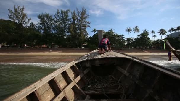 Niño en barco en Tailandia — Vídeo de stock