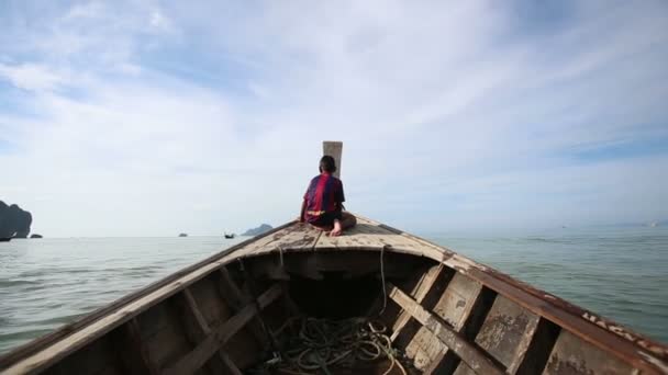 Chlapec na lodi v Thajsku — Stock video