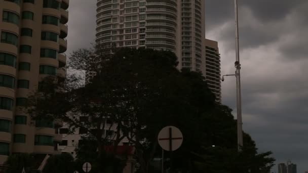 Rascacielos bajo cielo gris — Vídeos de Stock