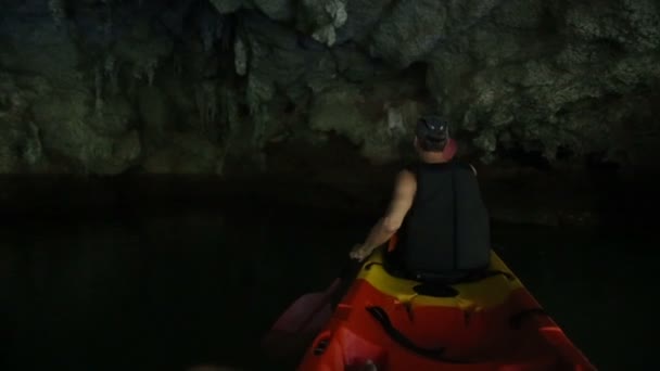 男は洞窟に漕ぎカヤック — ストック動画